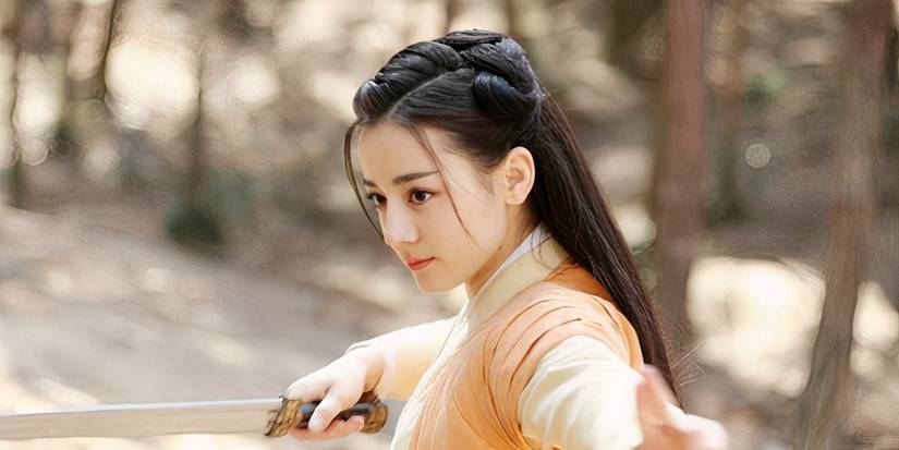 Dilraba Dilmurat wielding a sword in The King's Woman