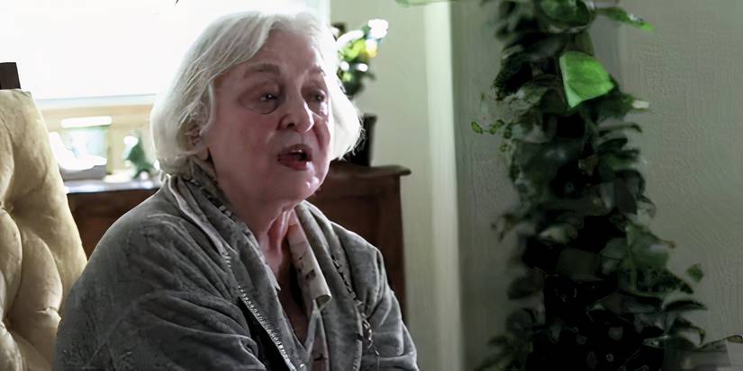 Edith Ross (Rebecca Schull) talking to someone in Suits
