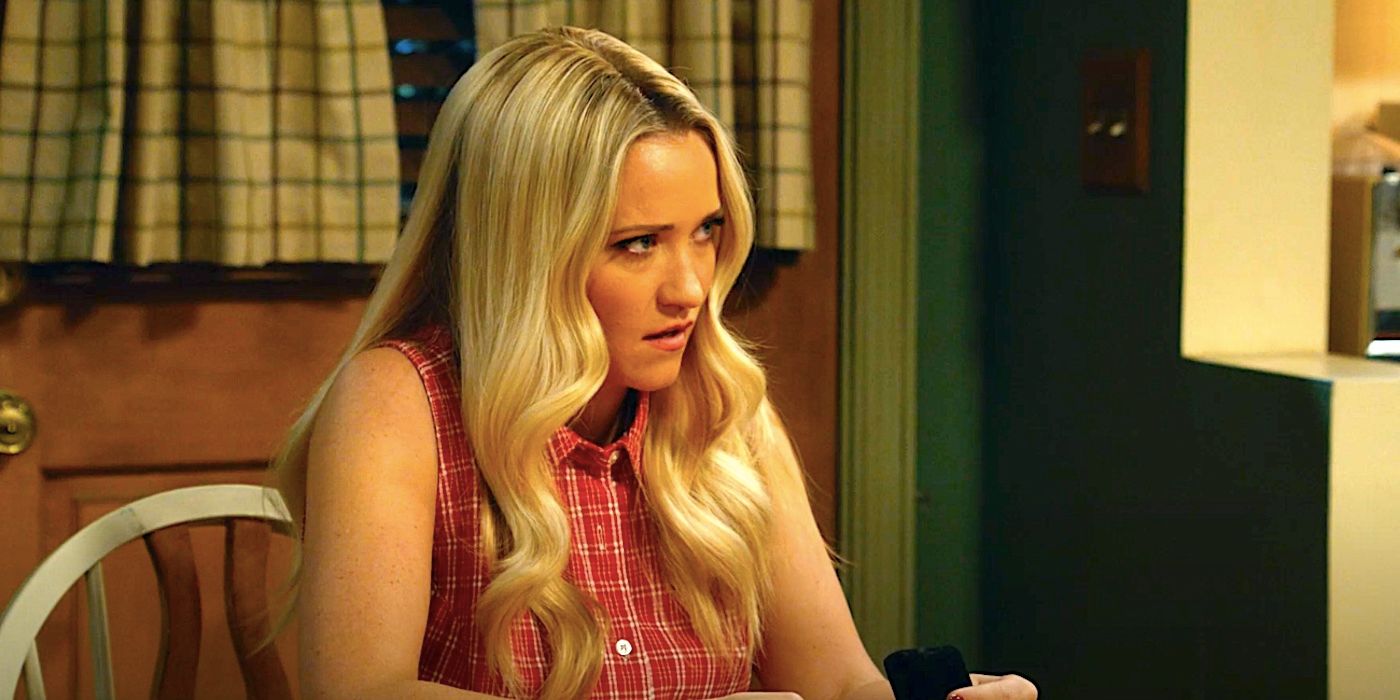 Emily Osment's Mandy sitter vid ett köksbord och ser chockad i Georgie & Mandys första äktenskap