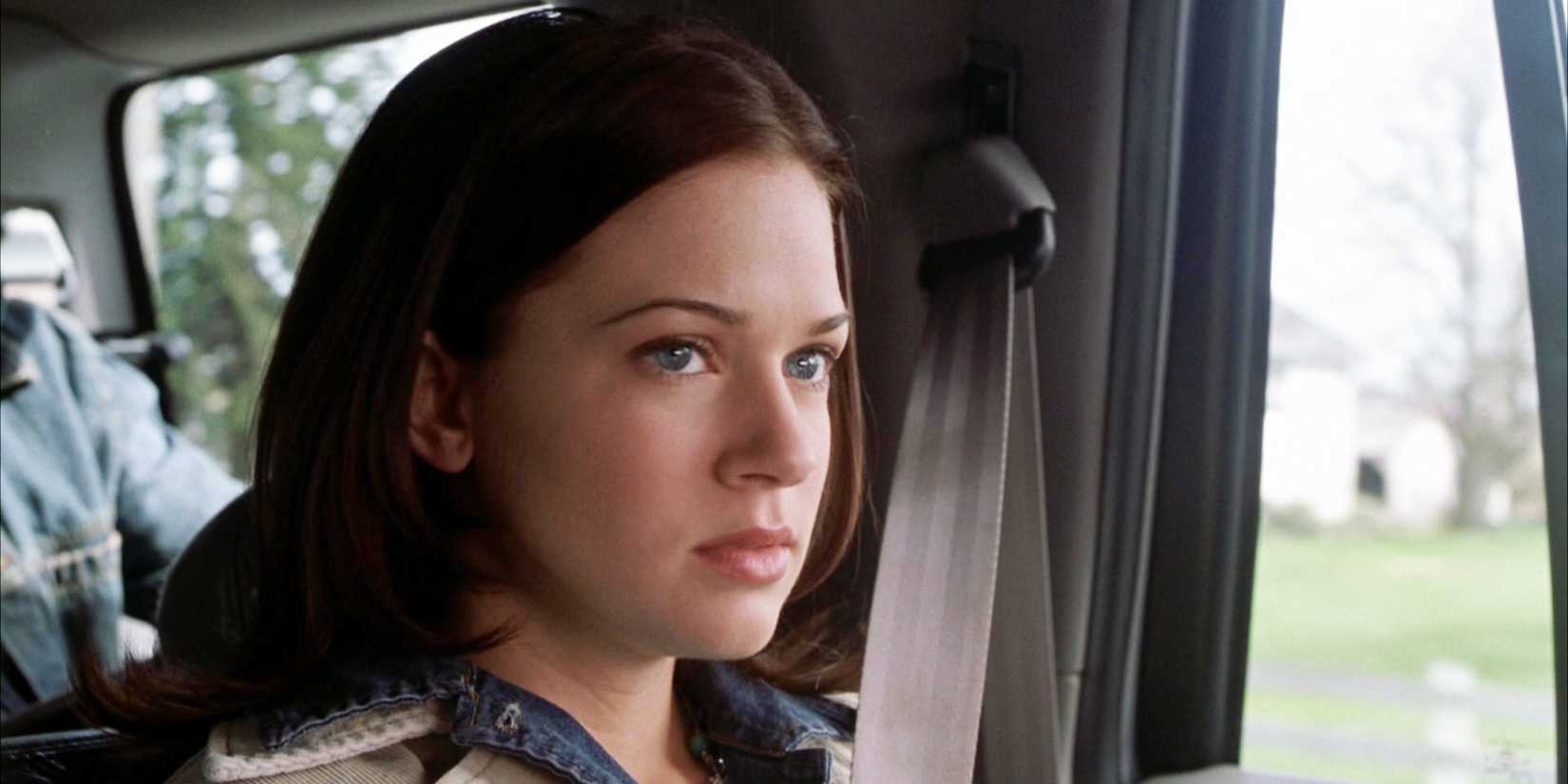 AJ Cook as Kimberly Corman driving on the freeway in Final Destination 2