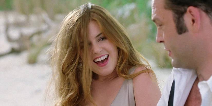 Gloria with messy hair talking to Jeremy in Wedding Crashers