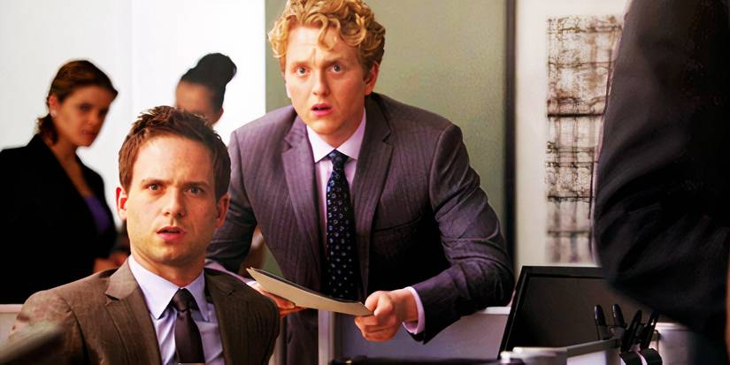 Harold (Max Topplin) standing behind Mike Ross (Patrick J Adams) in a courtoom on Suits