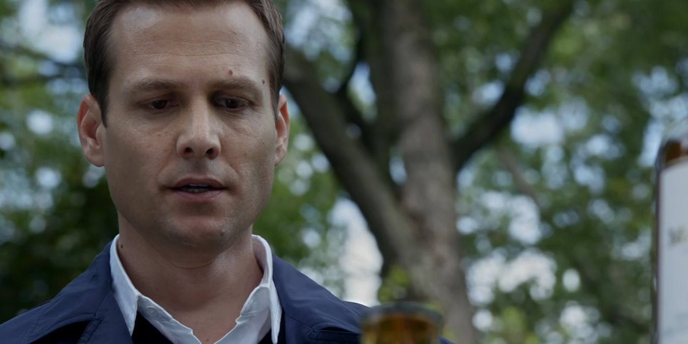 Harvey Specter in lacrime davanti alla tomba del padre