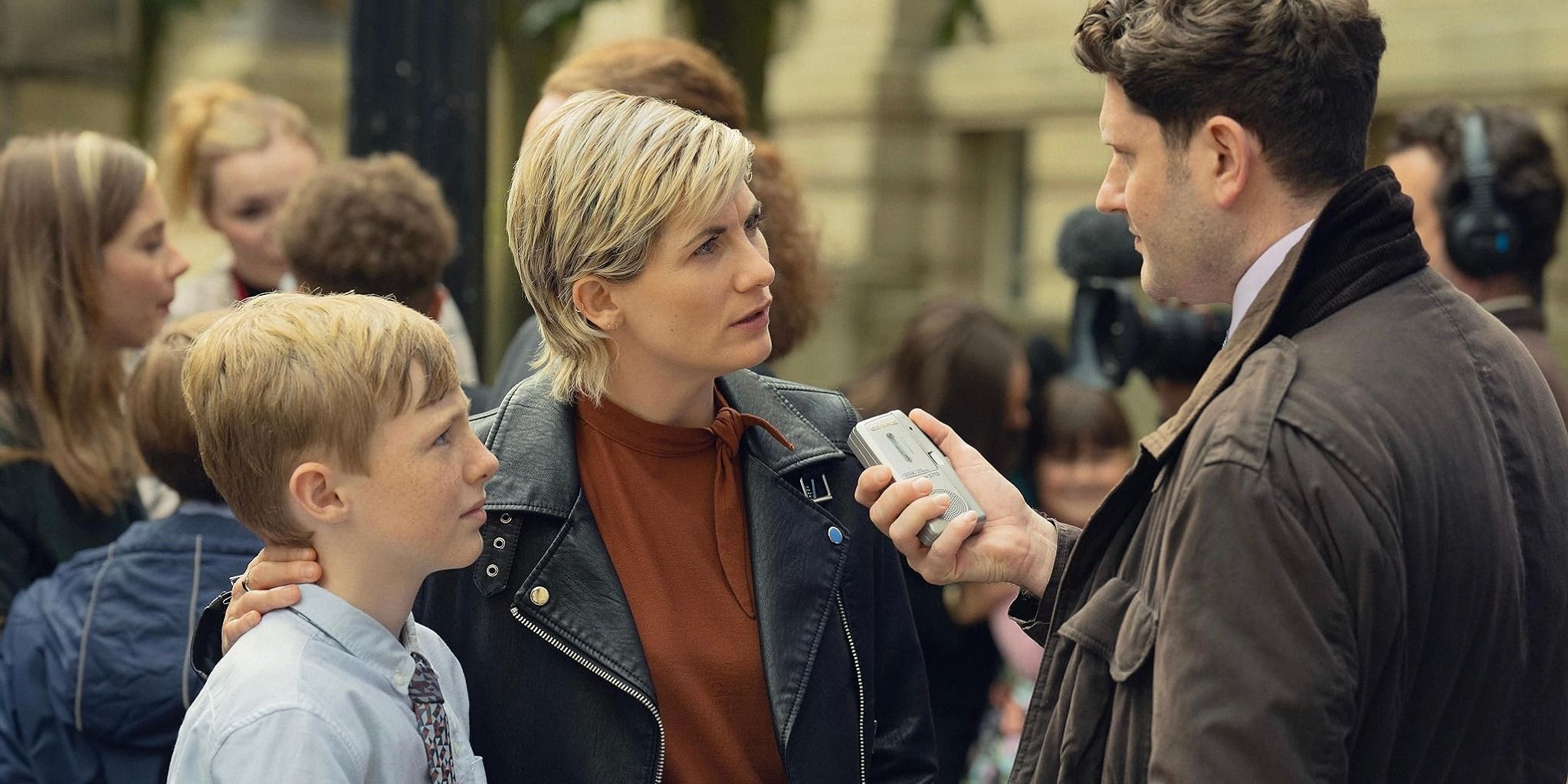 Jodie Whittaker talking to a reporter next to his son in a toxic city