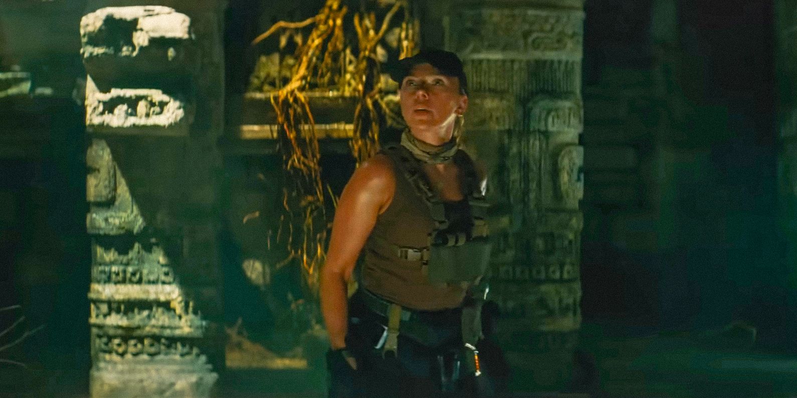 Zora (Scarlett Johansson) marveling at the vestiges on the island of dinosaurs in Jurᴀssic World Rebirth
