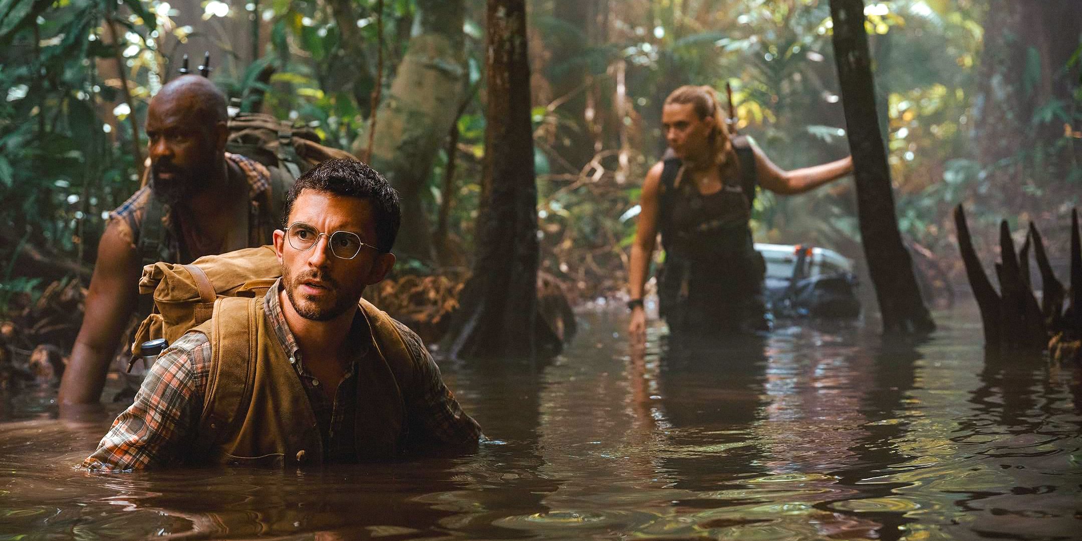 Dr. Henry Loomis (Jonathan Bailey), a man (Bechir Sylvain) and Zora Bennett (Scarlett Johansson)  walking through a swamp exploring the island of dinosaurs in Jurᴀssic World Rebirth