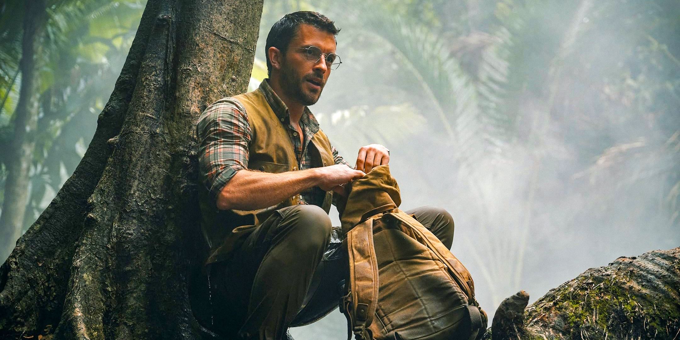 Dr. Henry Loomis (Jonathan Bailey) observing on the island of dinosaurs in Jurᴀssic World Rebirth