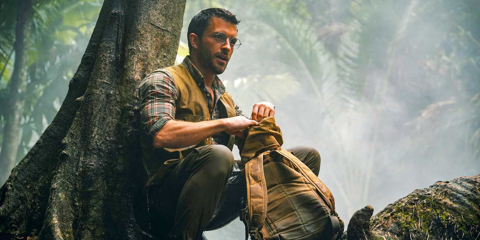Dr. Henry Loomis (Jonathan Bailey) observing on the island of dinosaurs in Jurassic World Rebirth