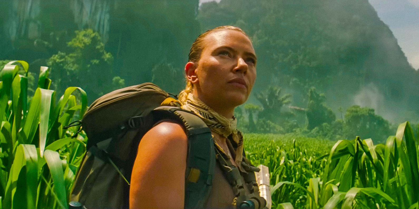 Zora Bennett (Scarlett Johansson) gets to know the island of dinosaurs in Jurᴀssic World Rebirth