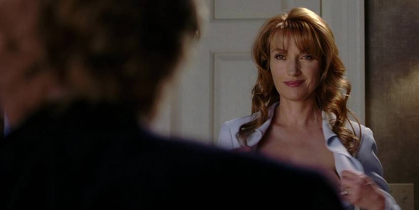 Kathleen undressing for John in Wedding Crashers