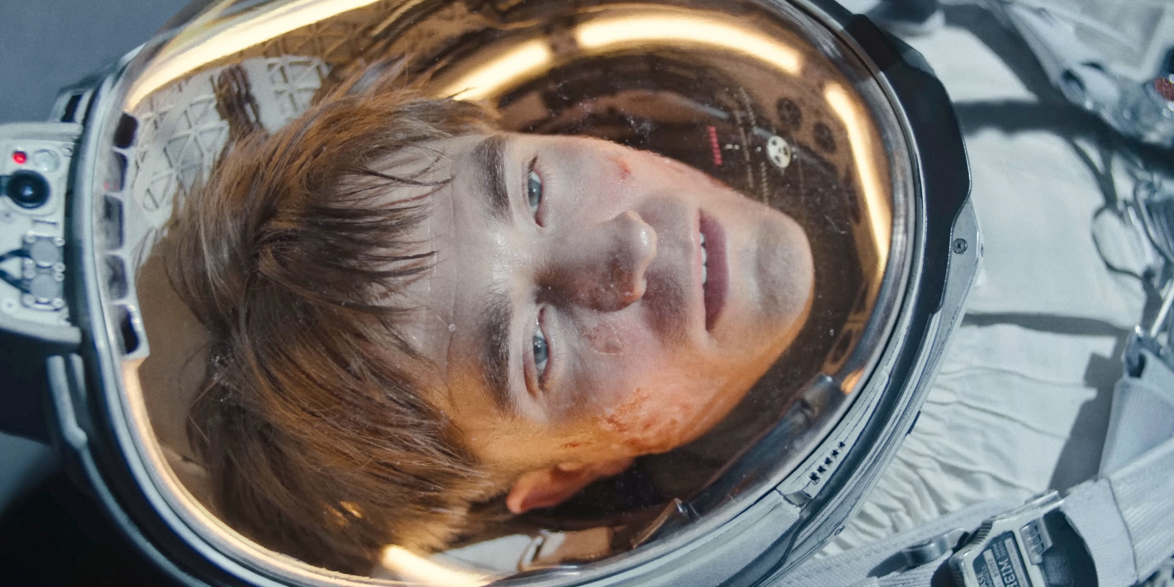 Mickey (Robert Pattinson) vestindo um terno astronauta, agonizando no Mickey 17