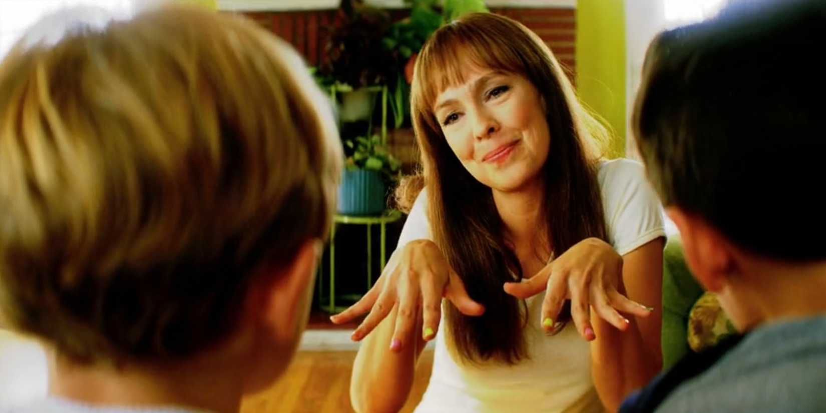 Laura Moser (Brittany Allen) shows off her multi-colored nails in Dexter: Original Sin season 1, episode 8