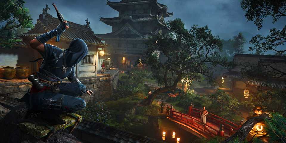 Naoe crouched on a ledge, overlooking a courtyard, with a throwing knife in her hand in a screenshot from Assassin's Creed Shadows.
