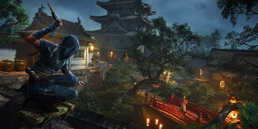 Naoe crouched on a ledge, overlooking a courtyard, with a throwing knife in her hand in a screenshot from Assassin's Creed Shadows.