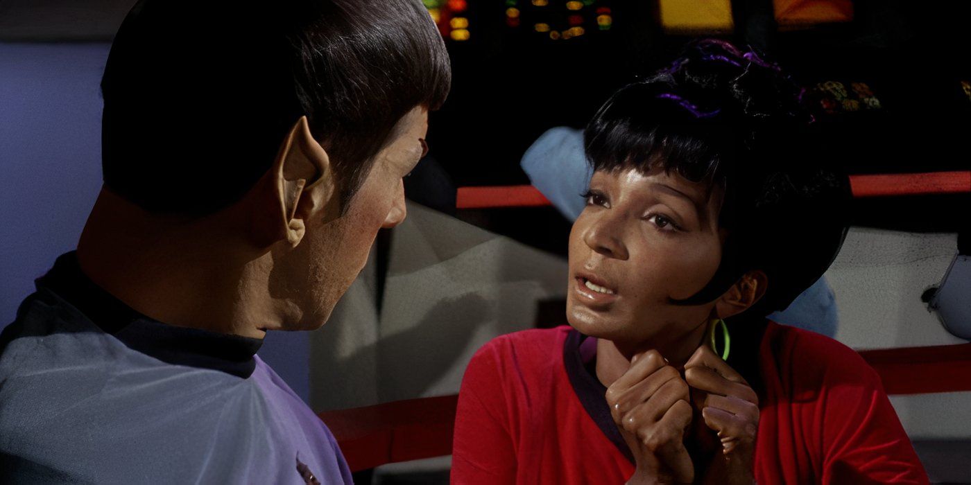 Nichelle Nicholas as Uhura talking to Leonard Nimoy's Spock in Star Trek.