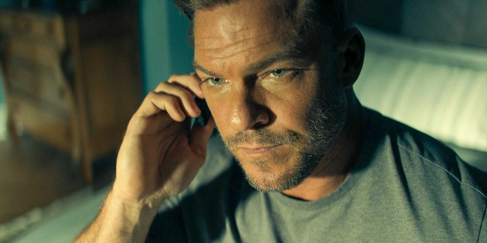 Jack Reacher (Alan Ritchson) informs Duffy that he is part of Beck's team in Reacher Season 3 Ep 1