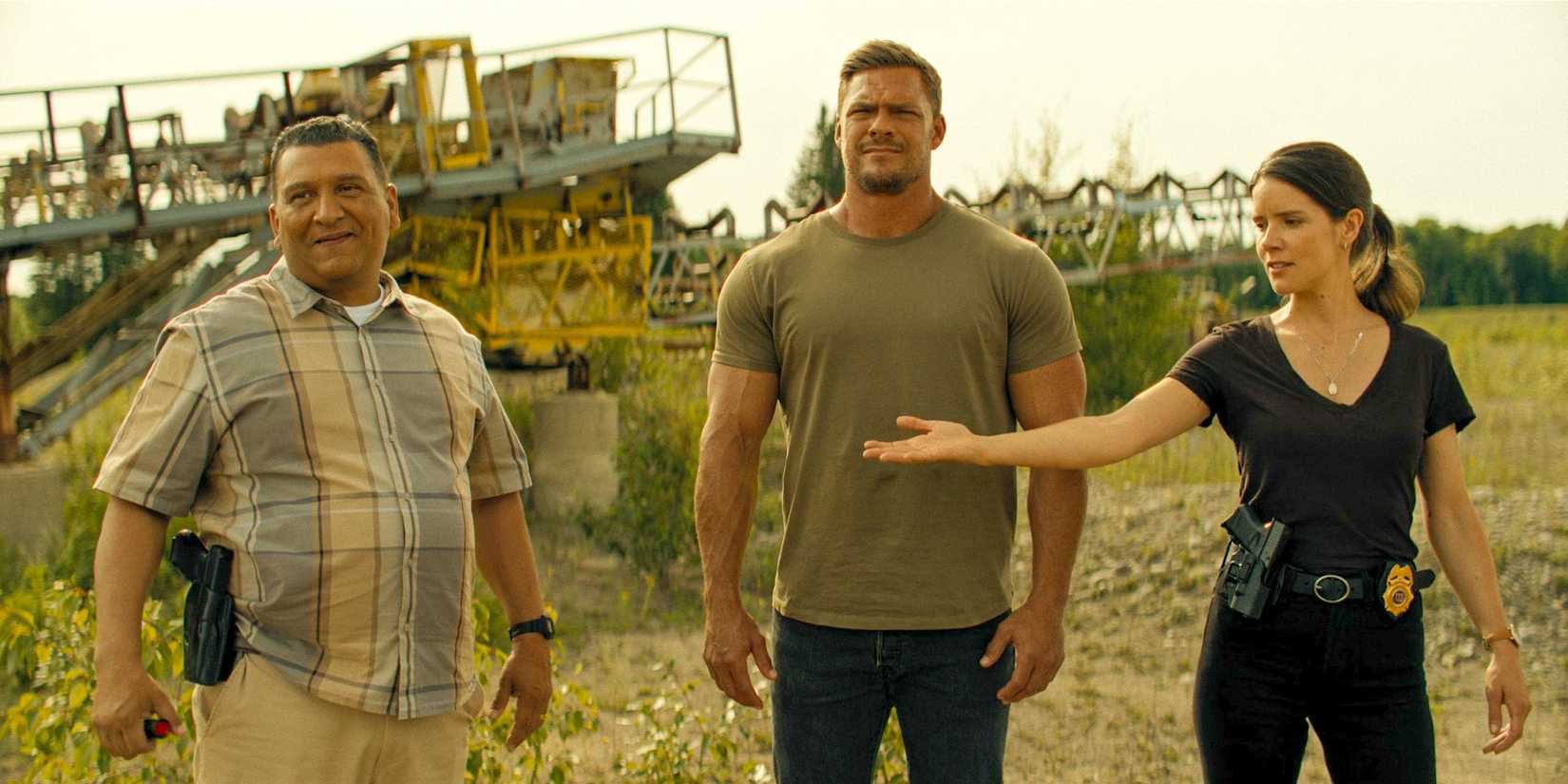 Guillermo Villanueva (Roberto Montesinos), Jack Reacher (Alan Ritchson), and Duffy (Sonya Cassidy) practicing the supposed kidnapping of Richard in Reacher Season 3 Ep 1