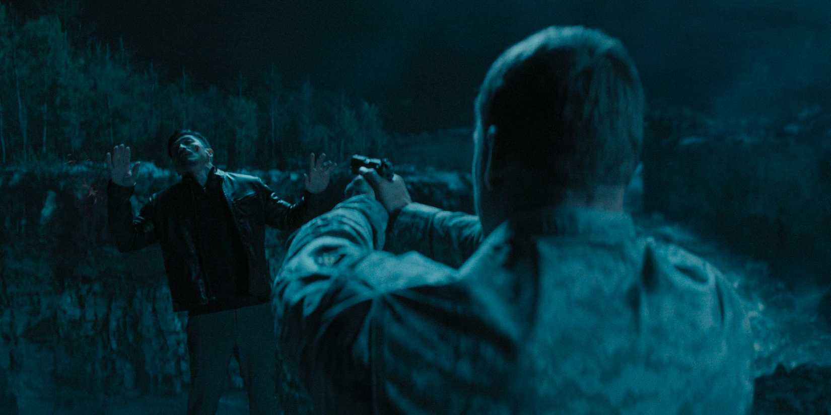 Next to a cliff, Reacher shoots Quinn in Reacher Season 3 Ep 4