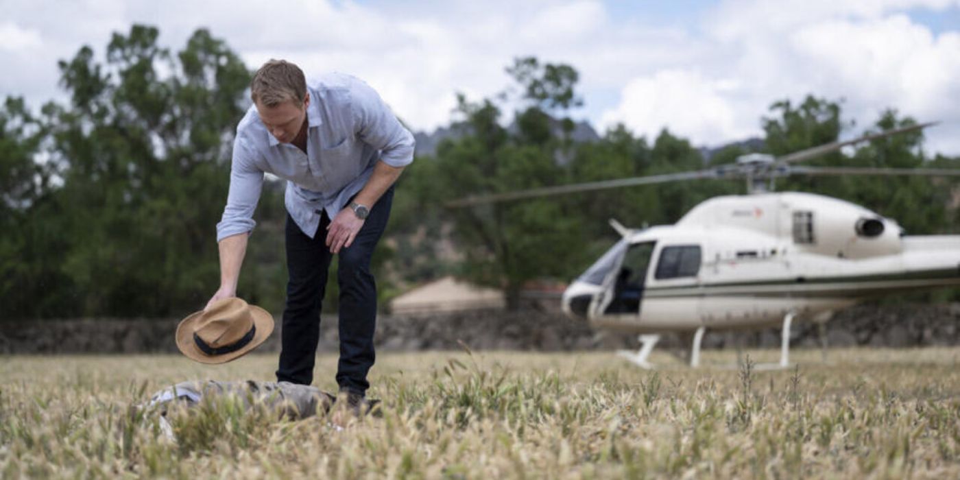 Ressler (Diego Klattenhoff) placing a hat over the body of Red (James Spader) at the end of the black list.