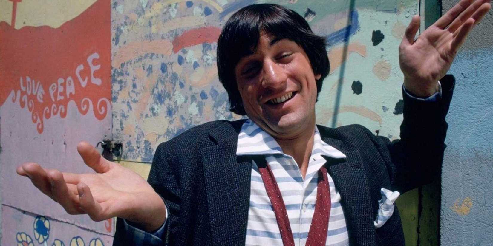 Robert De Niro shrugging in The Gang That Couldn't Shoot Straight.