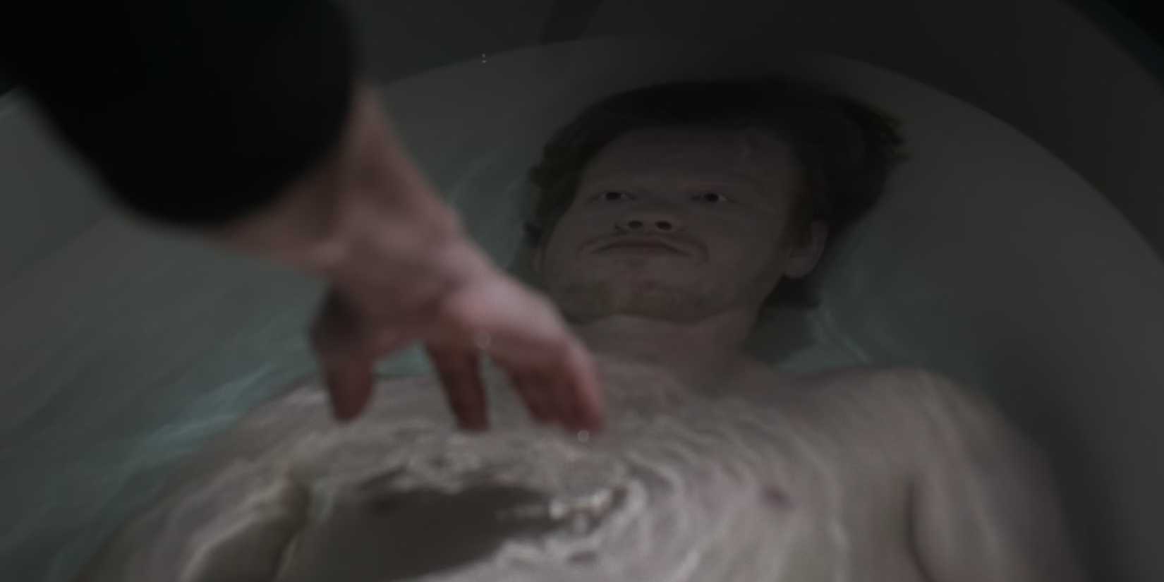 Roger Carlson (Jesse Plemons) being drowned to death in a bathtub in Zero Day season 1, episode 4