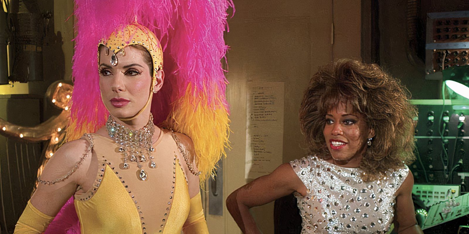 Sanda Bullock and Regina King in costum for a Vegas show in Miss Congeniality 2