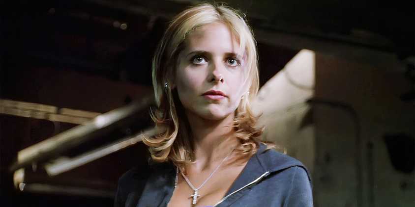 Sarah Michelle Gellar as Buffy Summers in Buffy season 3, episode 1