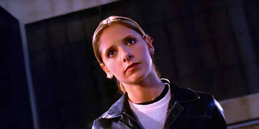 Sarah Michelle Gellar's Buffy frowns and stares at something in Buffy the Vampire Slayer.