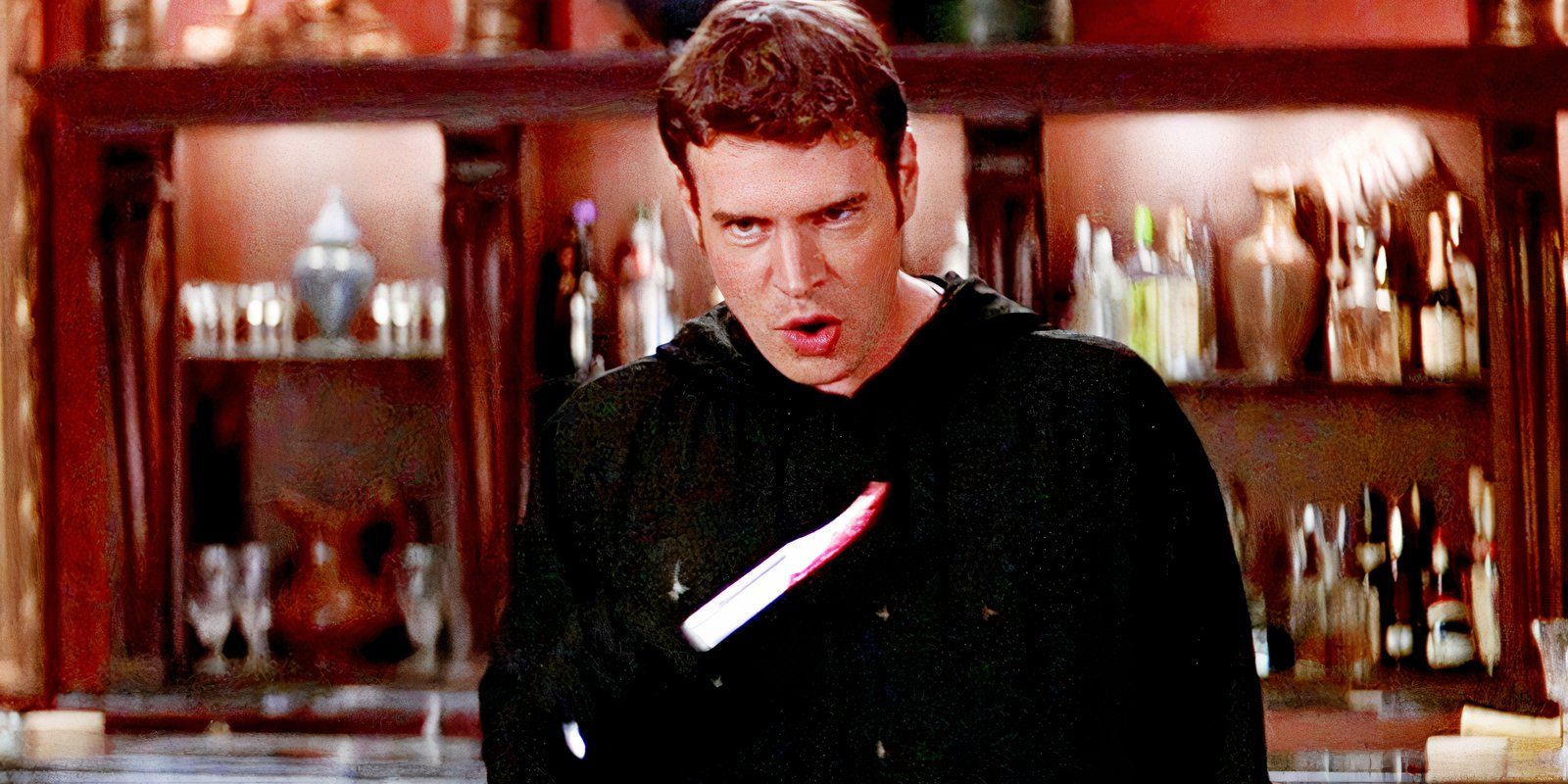 Scott Foley holding a knife as Roman in Scream 3