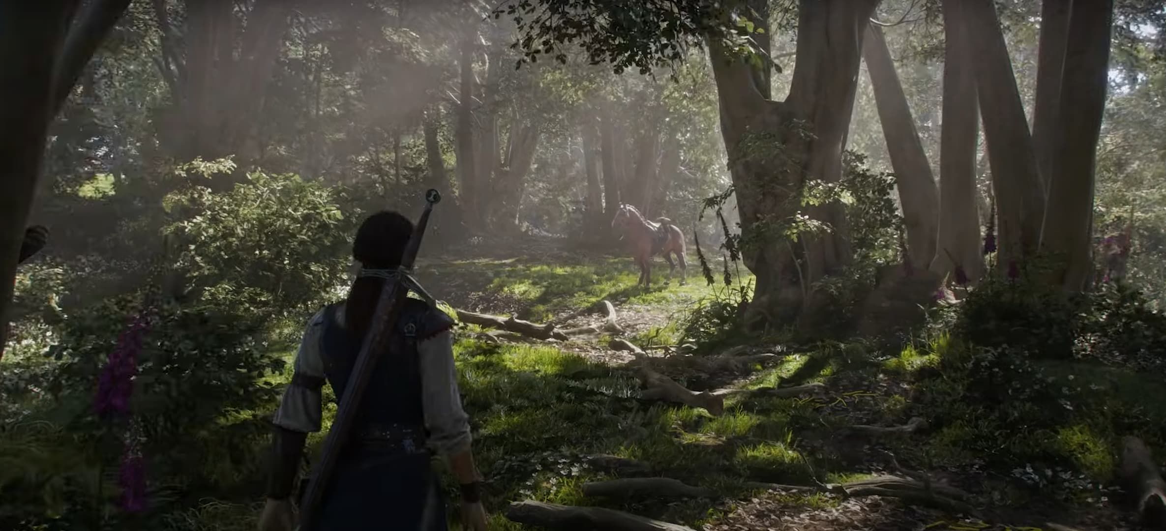 Une image de l'écran de la fable de gameplay montrant le protagoniste dans une forêt brillante avec un cheval debout dans une clairière. 