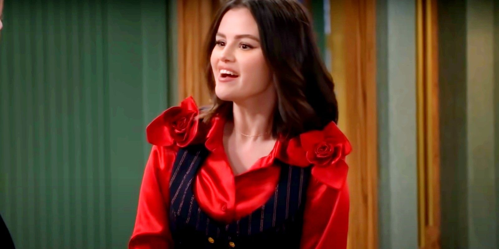 Selena Gomez como Alex Russo sorrindo nos Wizards além do final da temporada de Waverly Place