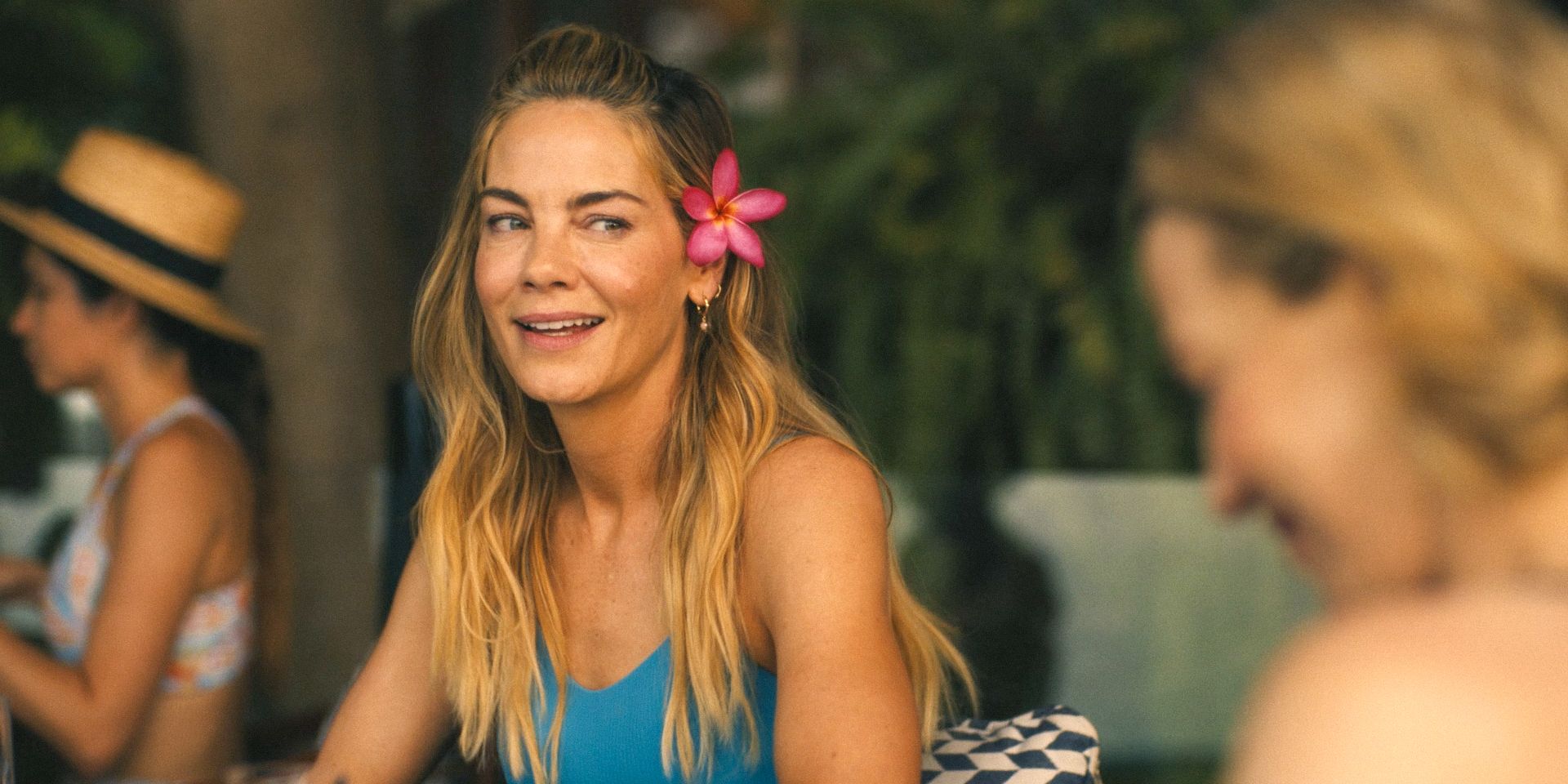 Jaclyn (Michelle Monaghan) using a flower to decorate her hair in The White Lotus Season 3 Ep 2