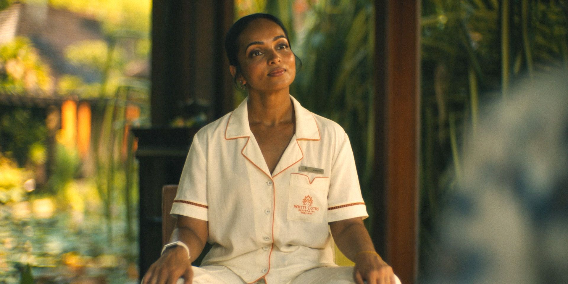 Amrita (Shalini Peiris) in a meditation session for Rick in The White Lotus Season 3 Ep 2