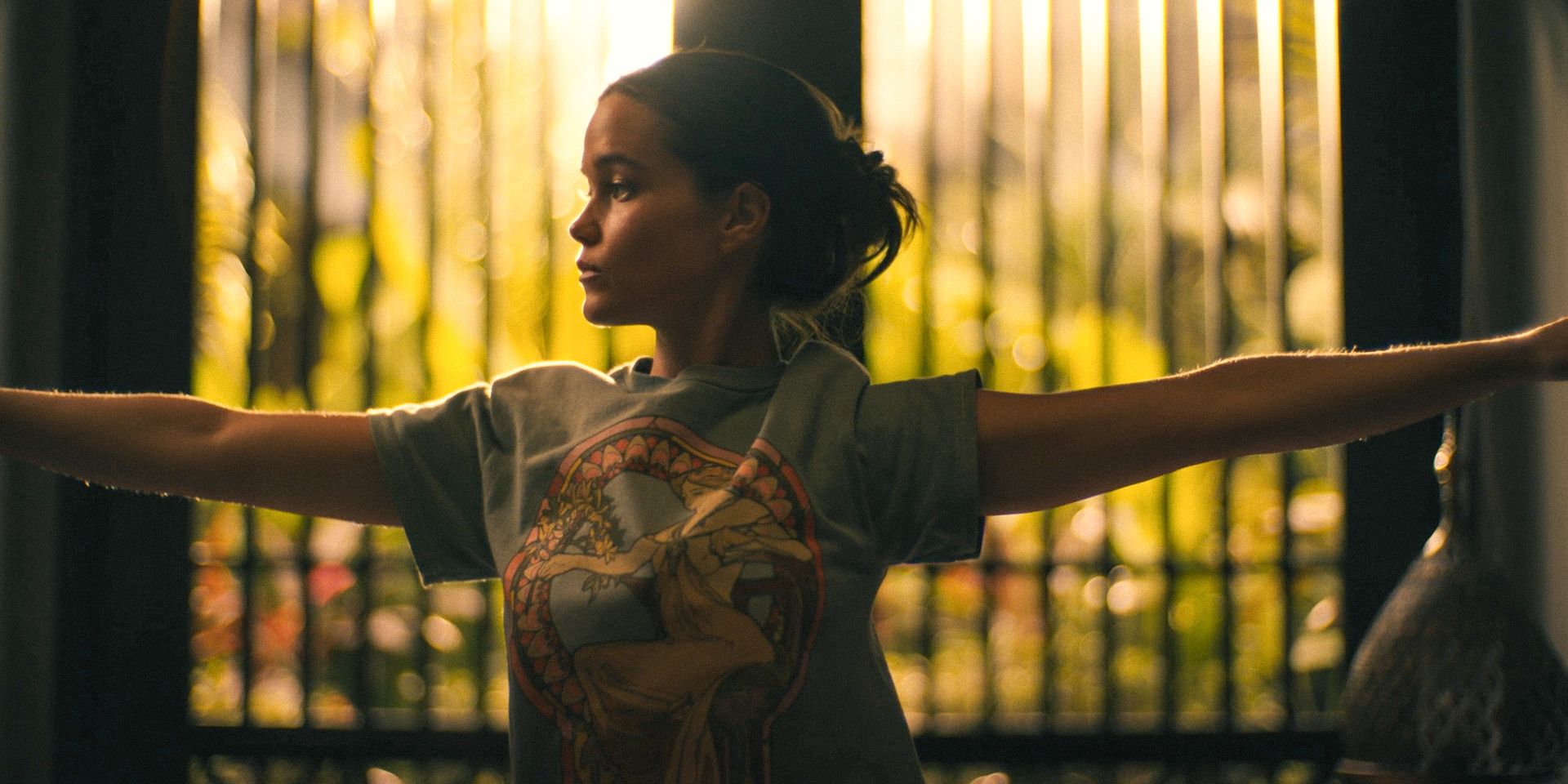 Piper Ratliff (Sarah Catherine Hook) practicing yoga in The White Lotus Season 3 Ep 2