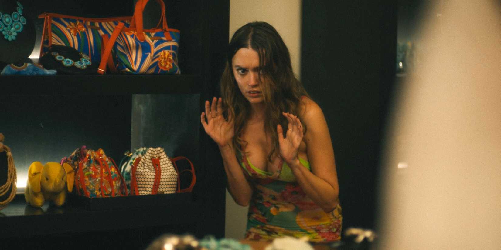 Chelsea (Aimee Lou Wood) is frightened as she witnesses the store robbery in The White Lotus Season 3 Ep 2
