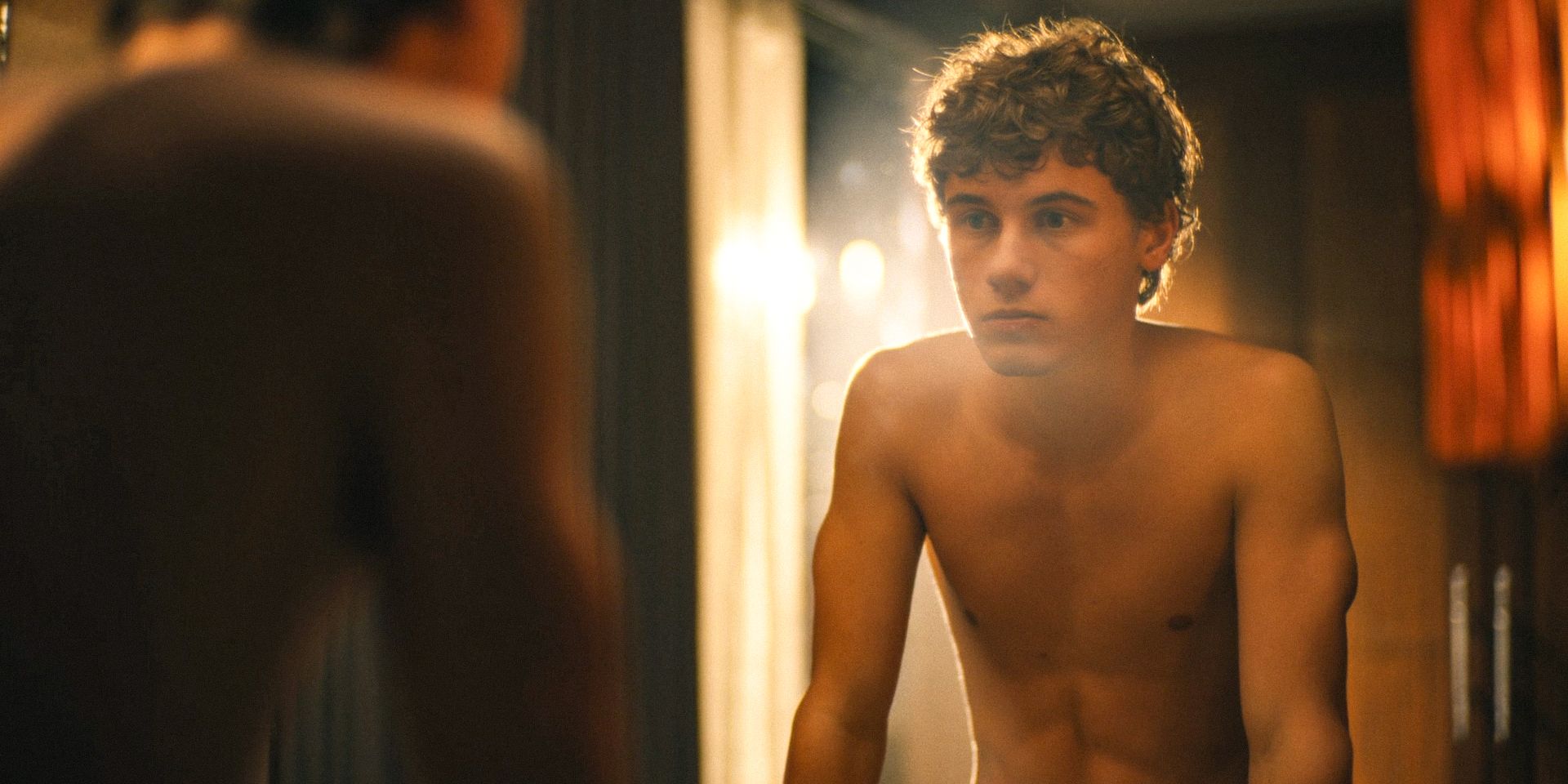 Lochlan Ratliff (Sam Nivola) looking at himself in the mirror in The White Lotus Season 3 Ep 2