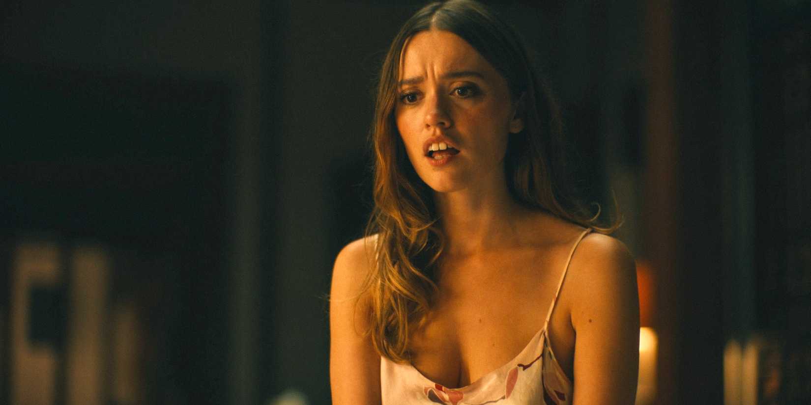 Chelsea ( Aimee Lou Wood) looking puzzled in The White Lotus Season 3 Ep 2