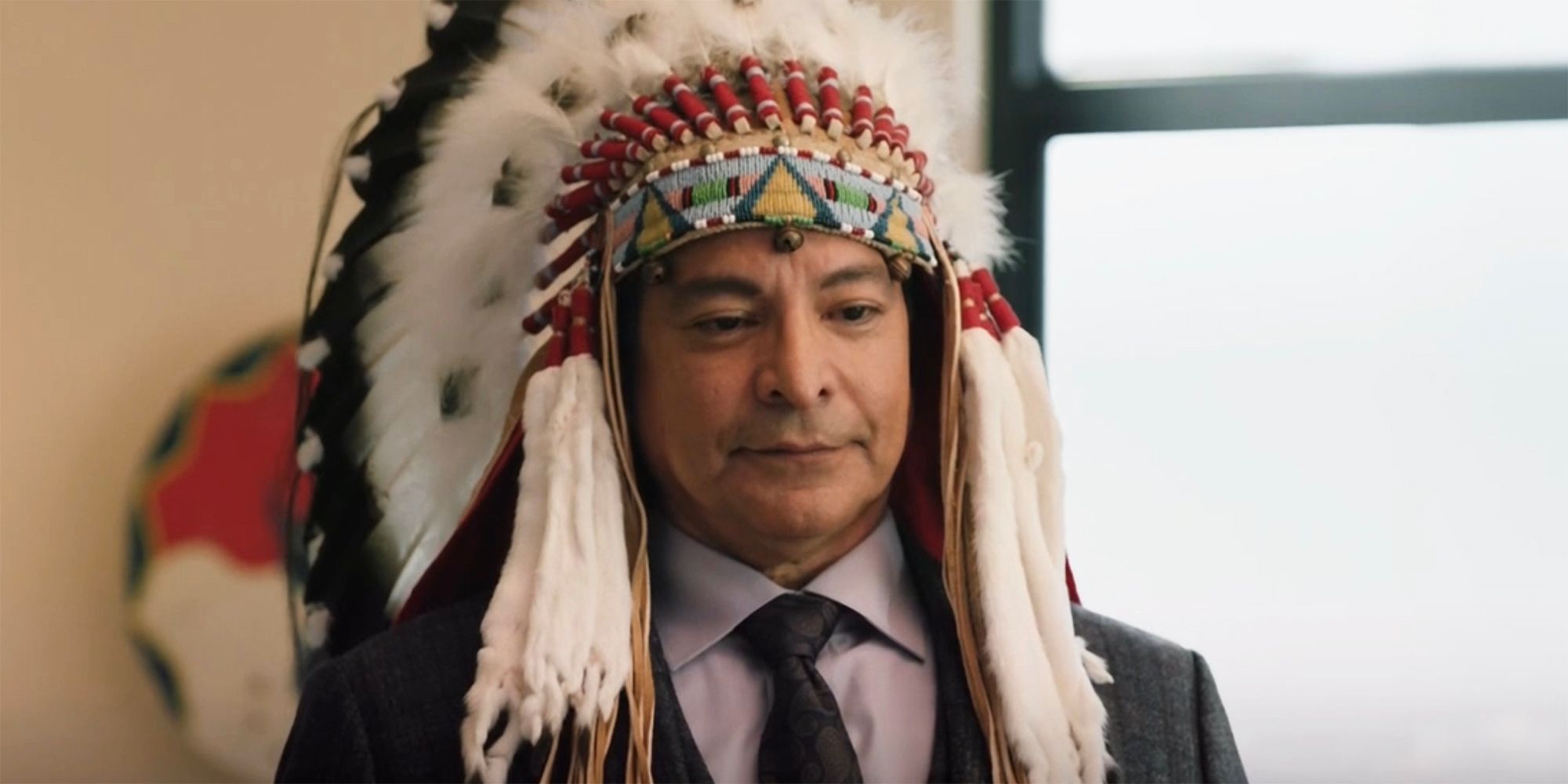 Thomas Rainwater adornado en un tocado de nativos americanos en Yellowstone