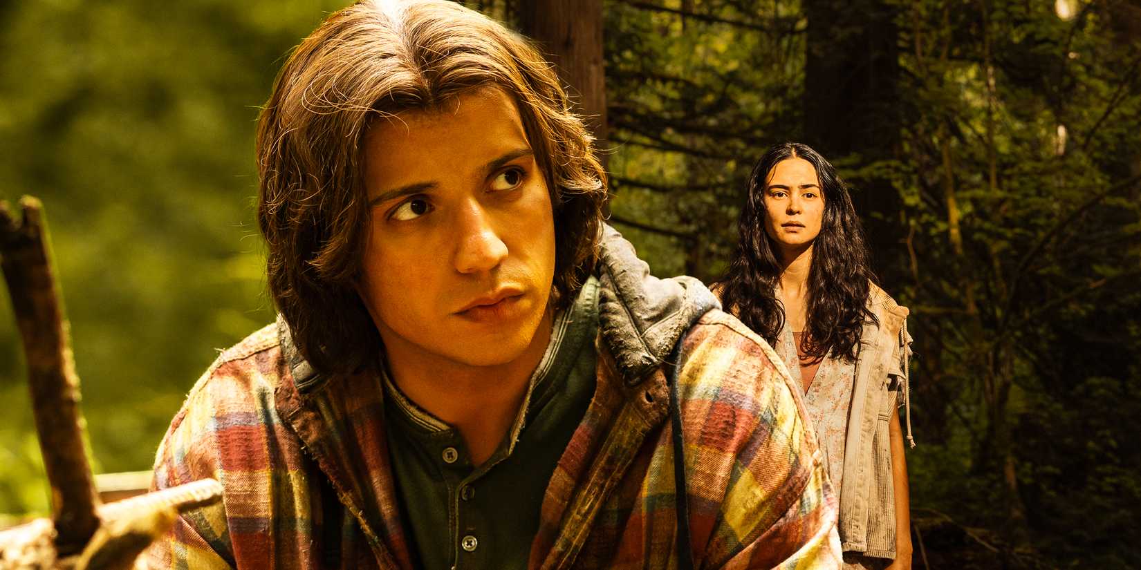 Travis and Lottie in the wilderness in Yellowjackets season 3