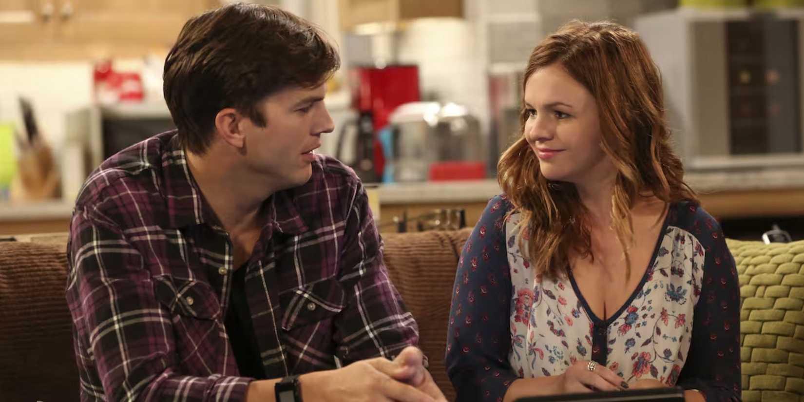 Amber Tamblyn smiling as Jenny Harper in Two and a Half Men with Ashton Kutcher as Walden Schmidt sitting next to her