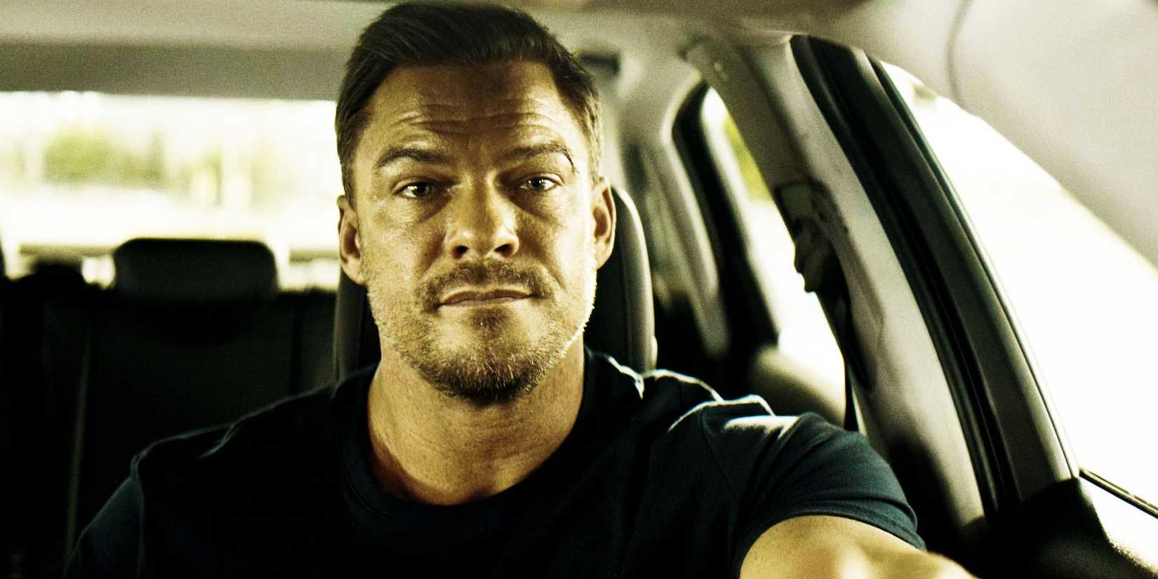Alan Ritchson as Jack Reacher, driving, in season 3