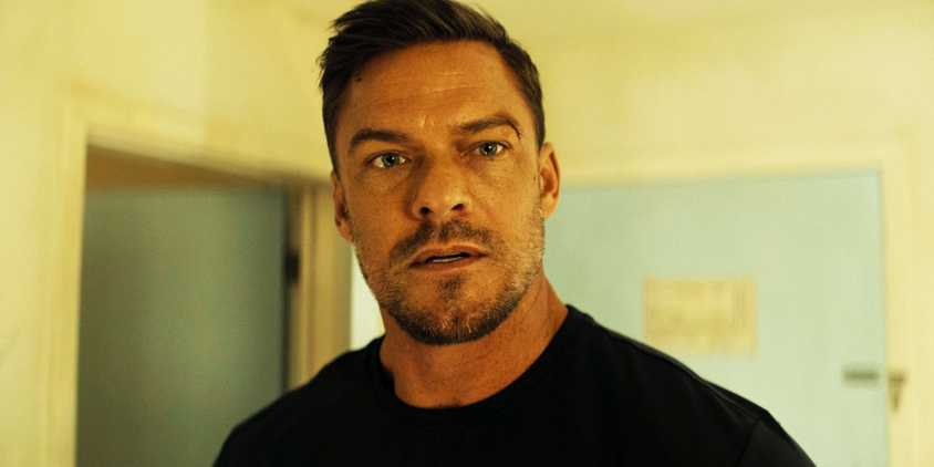 Alan Ritchson as Jack Reacher, looking shocked, in season 3