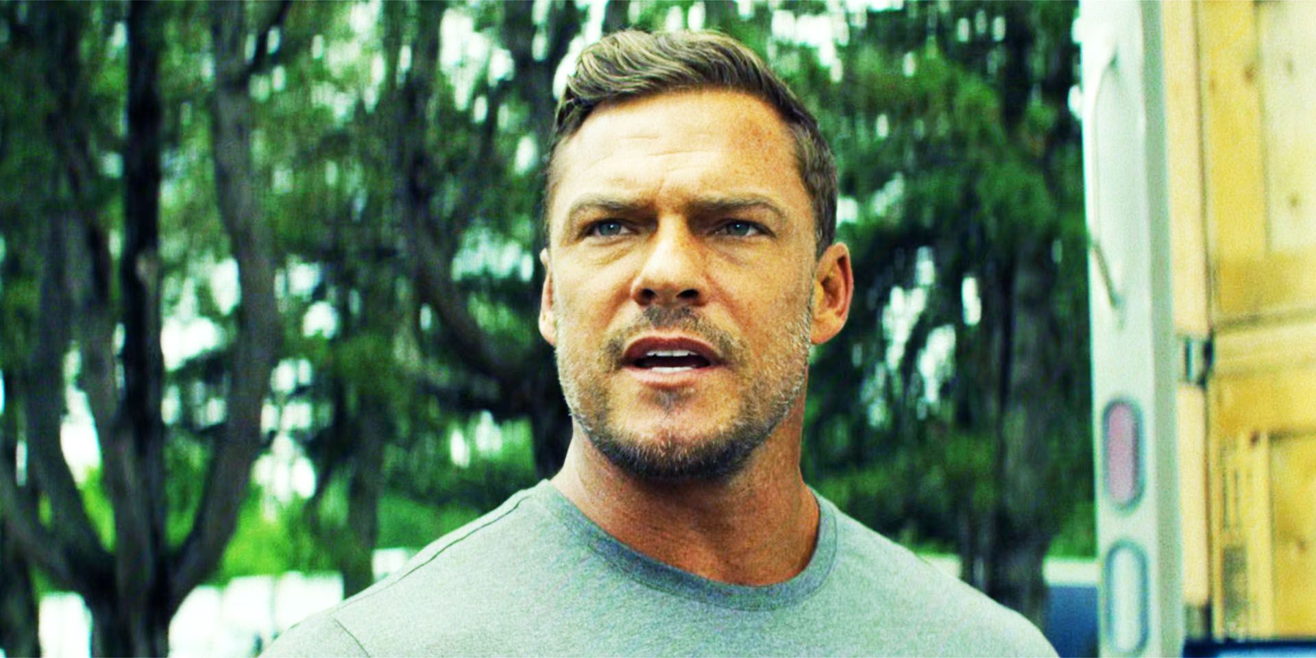 Alan Ritchson as Jack Reacher, mid-conversation, in season 3