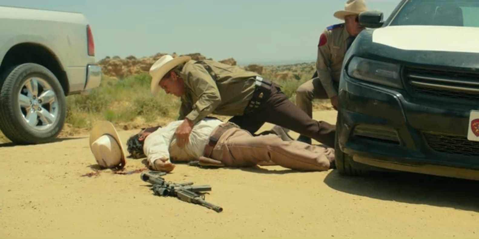 Marcus (Jeff Bridges) holds Alberto's (Gil Birmingham) ᴅᴇᴀᴅ body in Hell or High Water