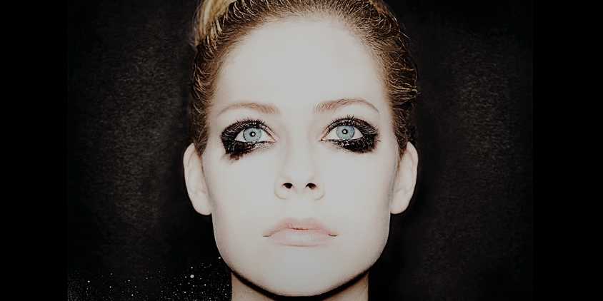 Avril Lavigne staring into the sky