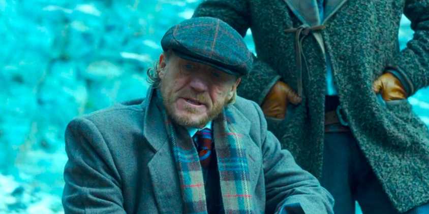 Banner Creighton (Jerome Flynn) kneeling down at the train station in 1923 season 2, episode 5