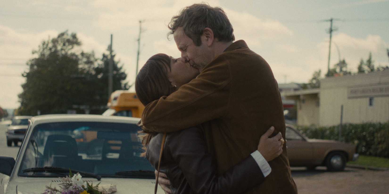 Amanda and Mike kissing in Black Mirror season 7, episode 1