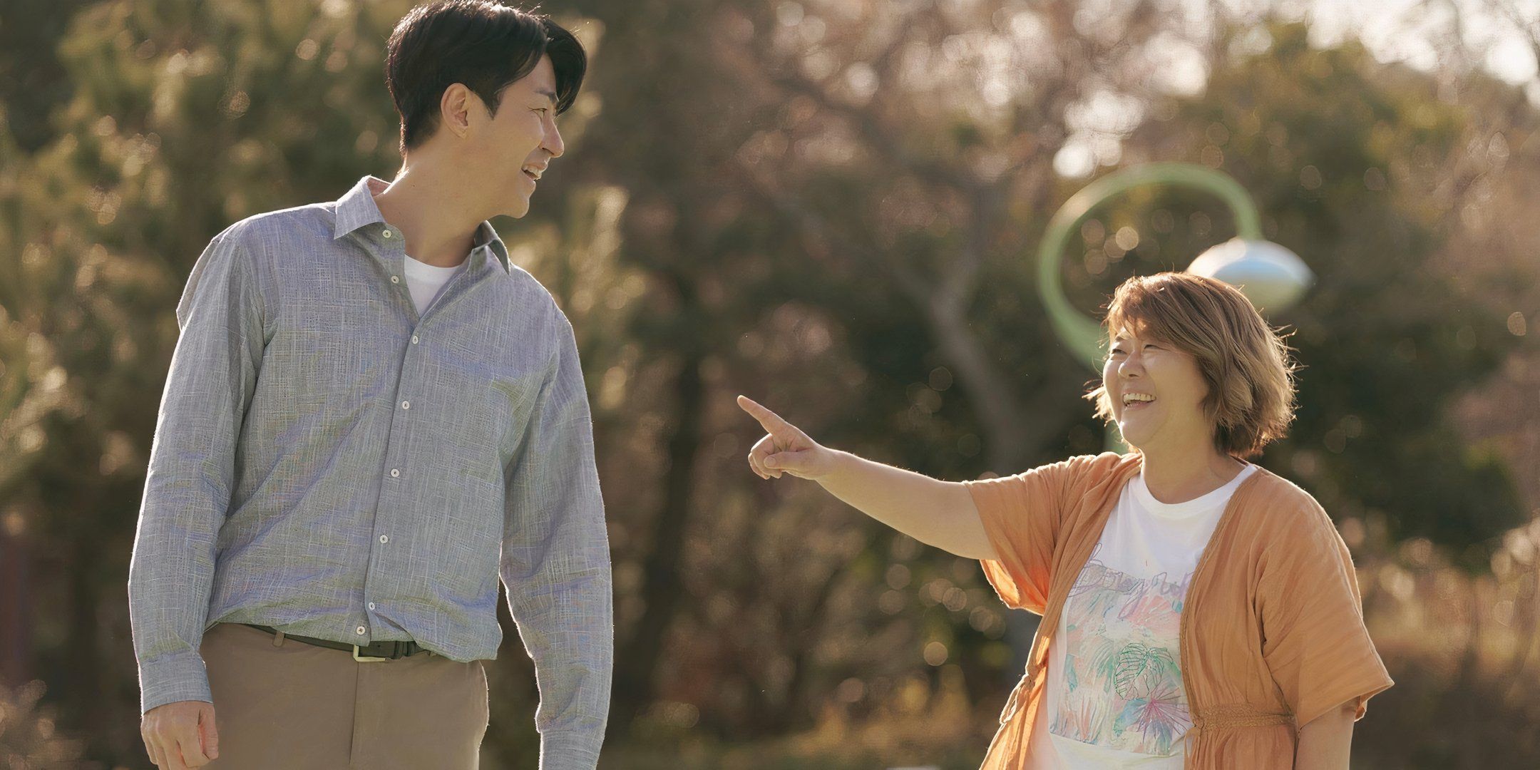 Lee Jeong-eun points and laughs at Cha Seung-won.    