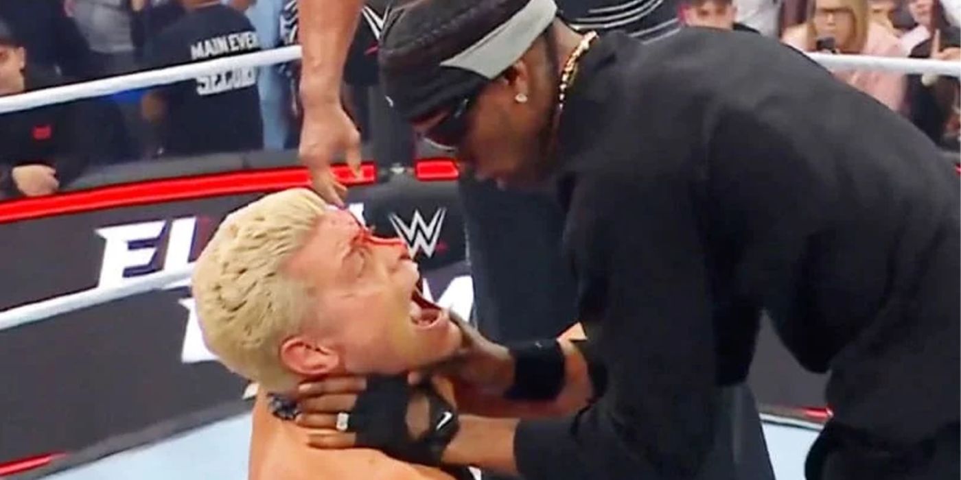 WWE Imagem de Cody Rhodes sendo sufocada pelo rapper Travis Scott