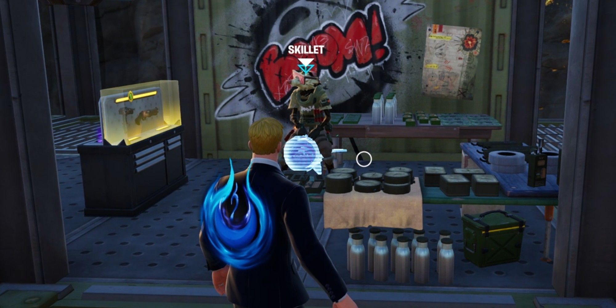 Jogador de Fortnite em frente ao Mercado Negro, onde é possível comprar itens.
